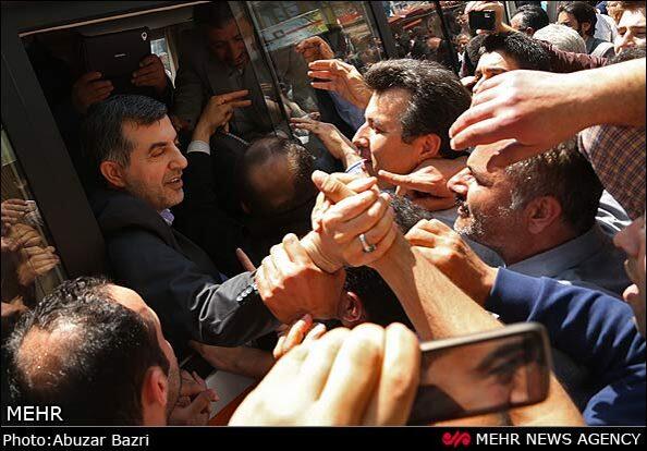 RahimMashaee's tweet photo. صحبت مشایی با مرم در خلال سفر استانی به گیلان، اردیبهشت ۹۲ http://t.co/OBokjcMZj1