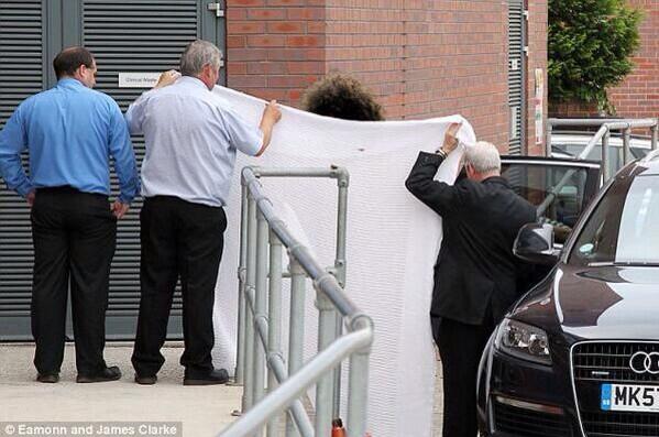 XfmManchester's tweet image. Manchester United trying desperately (and failing) to hide their new signing.

@mrgarethbrooks #TransferDeadlineDay