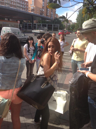 ArgiristasGh's tweet photo. Jajajaj esta foto de Argi me encanta. Ahí agobiadita con los fans. http://t.co/6wihW5xhGk