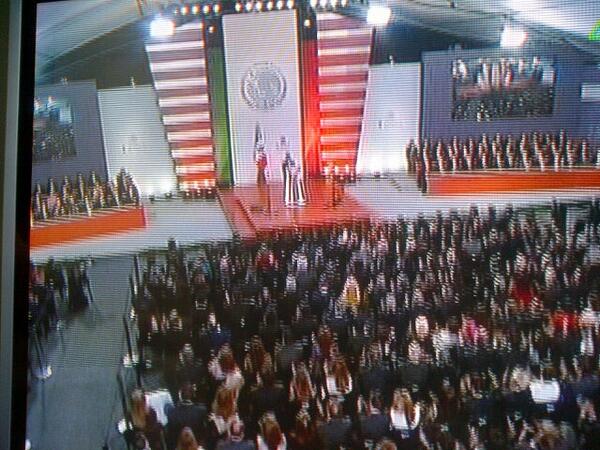 kyrbos's tweet photo. @elsalvadorrios: Tema del mensaje de @epn empieza a ser la escenografia tipo raza animalista de #televisa http://t.co/4JKutbi9vB” / Cheto