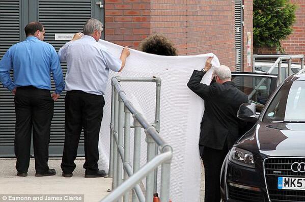 NewhamBoxingABC's tweet image. Manchester United trying to keep their new signing a secret. #MUFC #EFC http://t.co/YVHgHIiA5p"