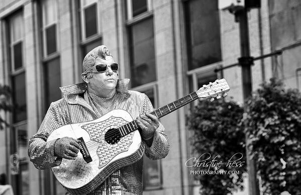 christine_chess's tweet photo. #Elvis at #buskerfest in #Niagara! @NF_Buskerfest @ltptheatre #Photography http://t.co/yjb1K3DyRn