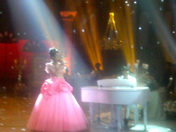 JustForAfgan's tweet photo. RT @OfficialRCTI: Afgan &amp; Maudy Ayunda "When I Was Your Man" #KonserMenujuMissWorld http://t.co/gCi278wYoQ