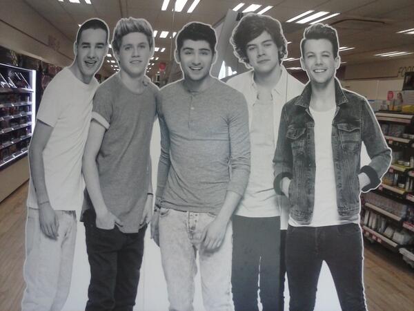 RogueOfVogue's tweet photo. Look who i bumped into....#OneDirection. @onedirection http://t.co/onuOa65x9u