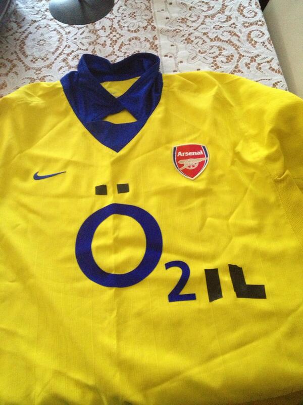 Kitman: Thrifty Arsenal fan saves money on his Mesut Ozil personalised kit | Off The Post