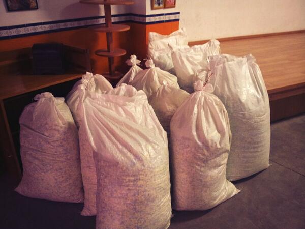 FallaBValencia's tweet photo. Comencem la batalla???... Confeti ja al casal!!! #BatalladeFlors13. http://t.co/teCIdSmAXe