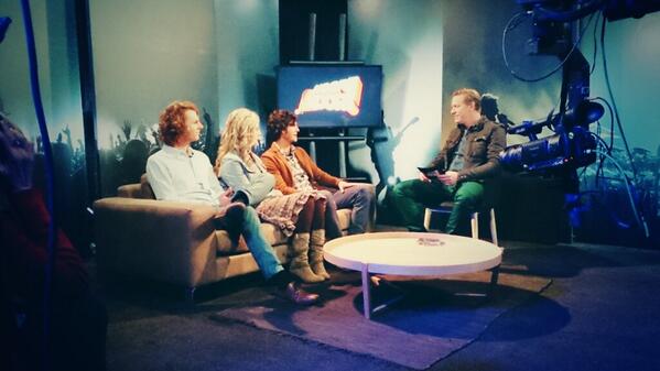 HoorHoor_Musiek's tweet photo. Watse geheime verklap @JoshuaNaDieReen vanaand op die @HoorHoor_Musiek rusbank? http://t.co/ZFH0Vsd6ip