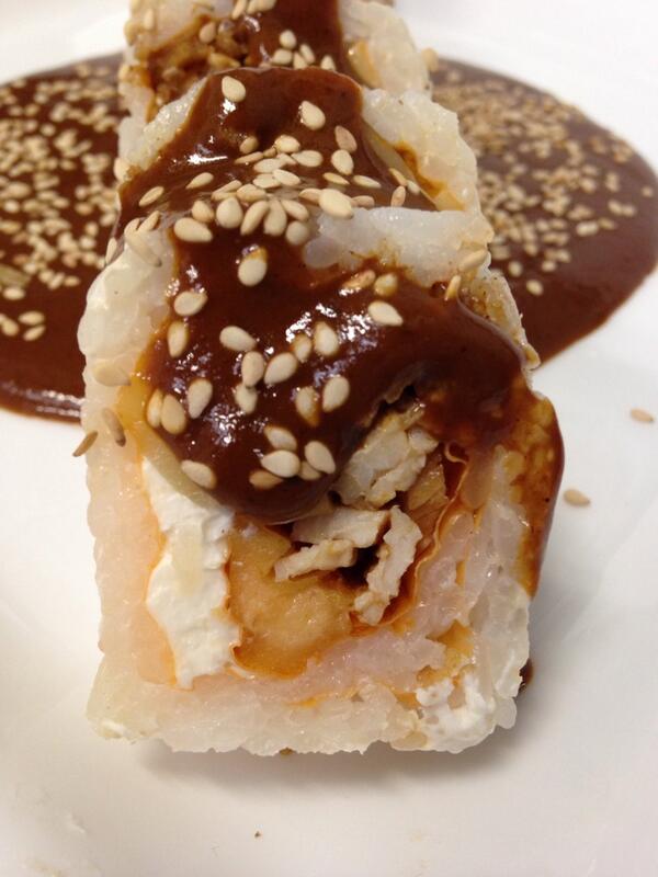 mirito_rb's tweet photo. “@marianarobo: “@SenseiSushiMEX: DE MOLE ROLL http://t.co/YwJaV2h0w6” @cucho28  llevameeeee