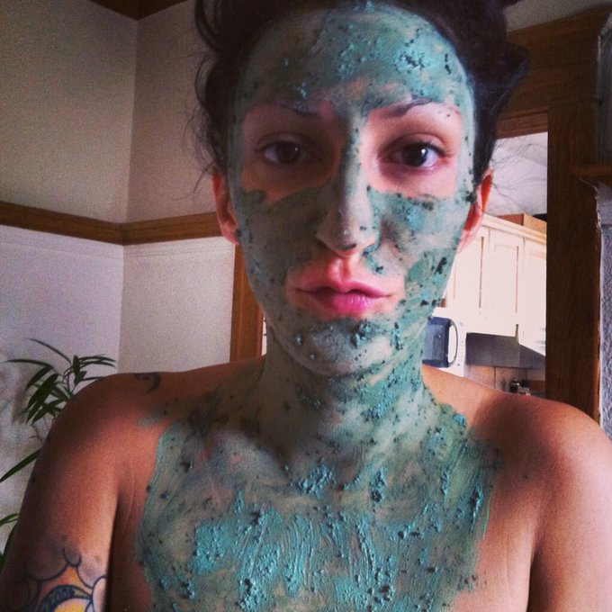 Offering myself a little treat :) #lushcosmetics #funny #facemask http://t.co/e3E7Nvlx8C<a href="/tag/lushcosmetics"class="tags">#lushcosmetics</a><a href="/tag/funny"class="tags"><span>#funny</span></a><a href="/tag/facemask"class="tags"><span>#facemask</span></a>