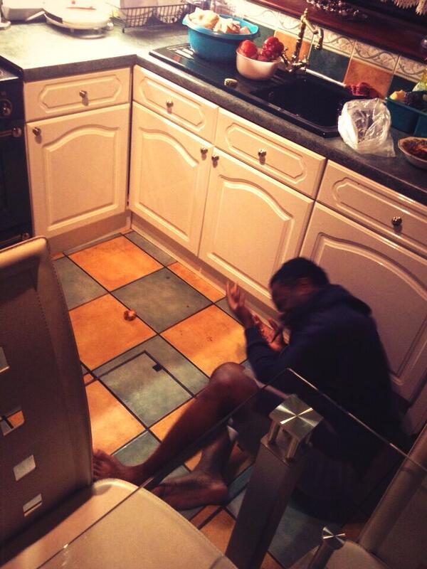 InAnAfricnHouse's tweet image. That feeling when you drop your last chicken on the floor. 😂😂😂 #AfricanKidProblems