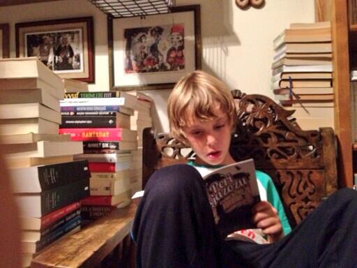 Nazan Kesal on Twitter: "Poyraz,Peri Gazozu okuyor:)Babası çok ...