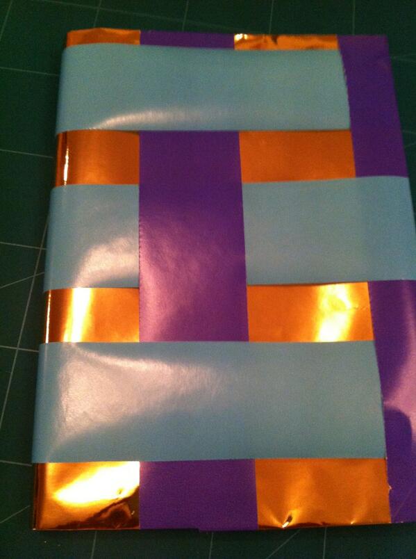 MariekeSdeHaas's tweet photo. Boeken kaften, feest! En carte blanche bij Binas #ikbenerdolop http://t.co/PnTjD0LDYT