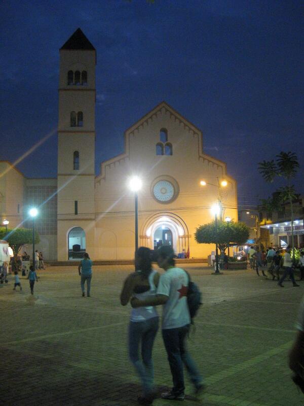 greg07's tweet photo. @FotoEcuador Hermoso anochecer en la plaza Sucre de Chone http://t.co/fUvDJZVBud