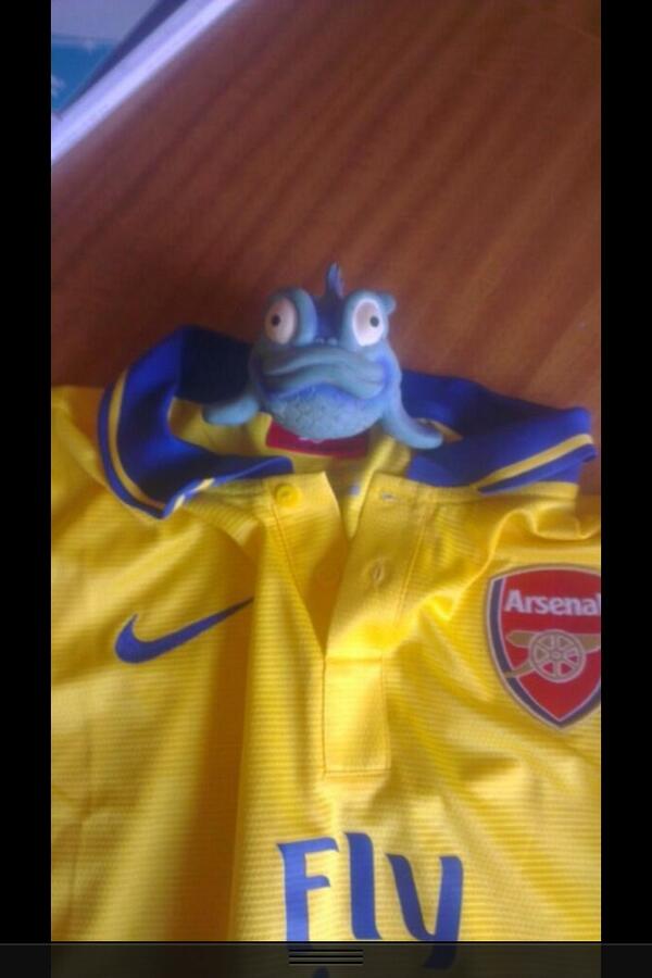 footballacca's tweet photo. BREAKING NEWS: First Picture of OZIL in an Arsenal Shirt LEAKED http://t.co/e3s2eqv3KI