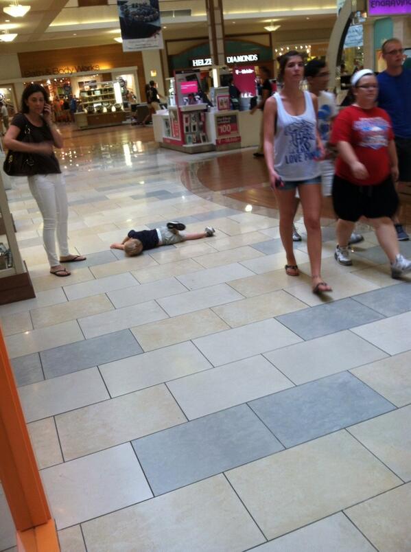 slate2130's tweet image. Little kid throwing a fit outside my store haha lol #MallProbz 😂😂😂