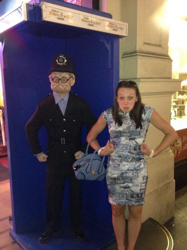 MaxyHowells's tweet photo. Good first day in London! Found @hayleshodge lookalike #spitimage 👌😄 http://t.co/TfAr6giabH