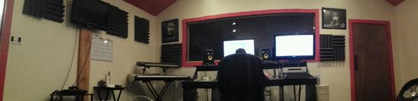 Azo202's tweet photo. #GrindHouse #Studio with @PADREFISHER x @RAY_WOODZ #Filming http://t.co/8hjioeZLF0