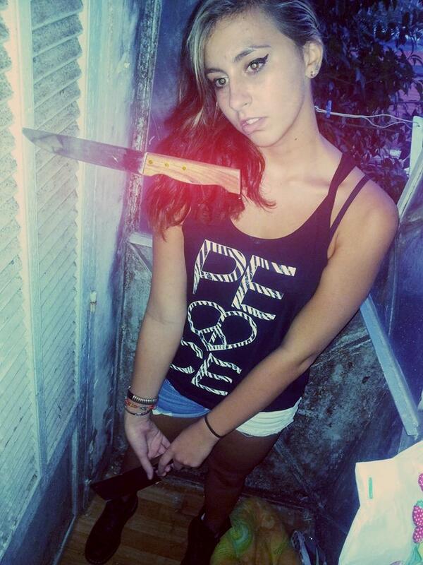 fraise0sucre's tweet photo. #psychopathe  #yandere #folle #couteau #hache http://t.co/2UK2Q2Lacw