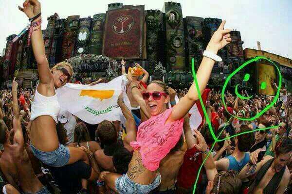 BorrachoEstoyNo's tweet photo. UNA DE AYER EN TOMORROWLAND , LOS ENVIDIOSOS DIRAN QUE ES PAINT http://t.co/v6Xtuq6R2j
