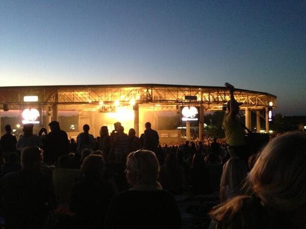 Schwarzie2000's tweet photo. Mumford and Sons on a perfect night #klipschmusiccenter http://t.co/AdOEeWD6nR