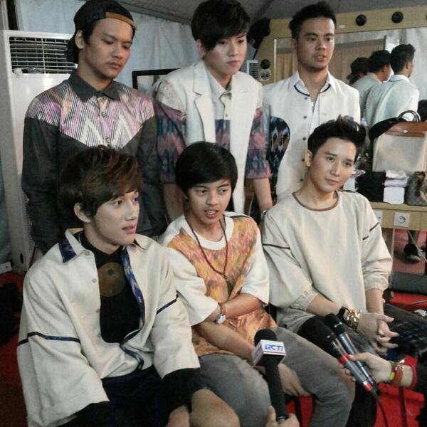 SMASH_IN7's tweet photo. MS lagi di wawancara nih :) @BismaK_G @Rafaell_A @MuhRezaAnugerah @MuhILhamFE @RanggaDESO @DickyMP_U http://t.co/NptmDam64J
