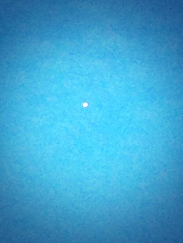 Roxyrodd_999's tweet image. What the Eff is that in the sky? #randomlight