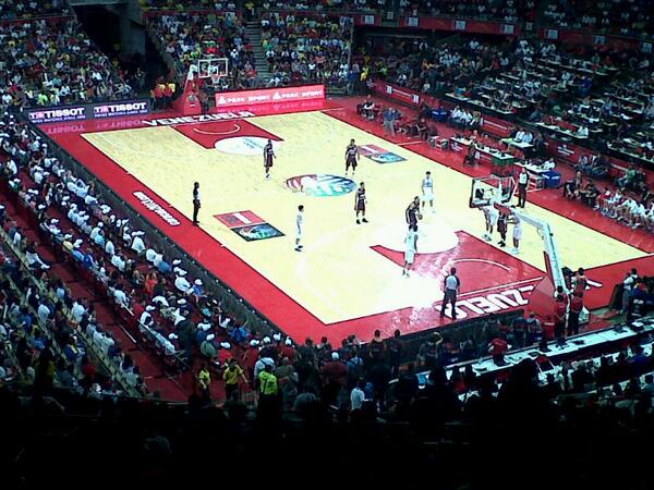 iJuanP's tweet photo. Desde de Cua al premundial de baloncesto gracias a la presidenta del @PoliedroCaracas.. Vamos Vebezuela!!! http://t.co/VYhiCVDveq