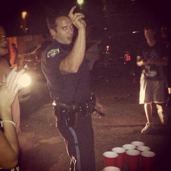 1040_MainStreet's tweet image. Let's try making this famous! NEVER STOP RETWEETING! #makehimfamous (photo cred to our gorgeous neighbors)