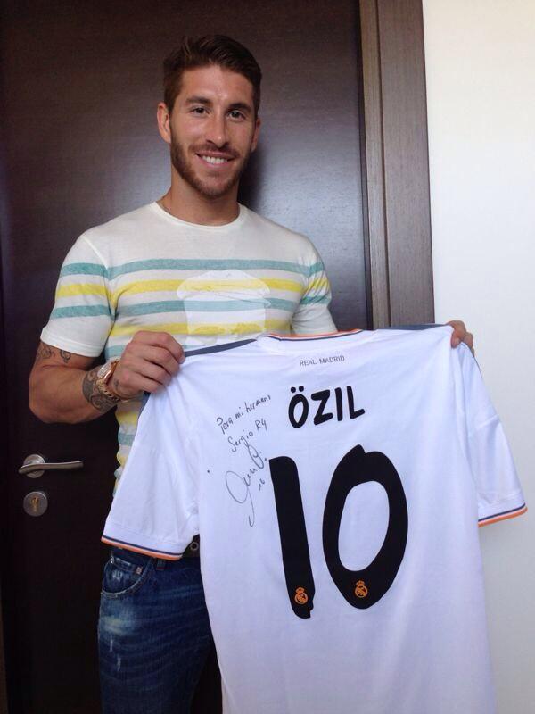 SergioRamos's tweet photo. La camiseta de tu último partido la guardaré bien, amigo. @MesutOzil1088 http://t.co/GP0l8jxtcx