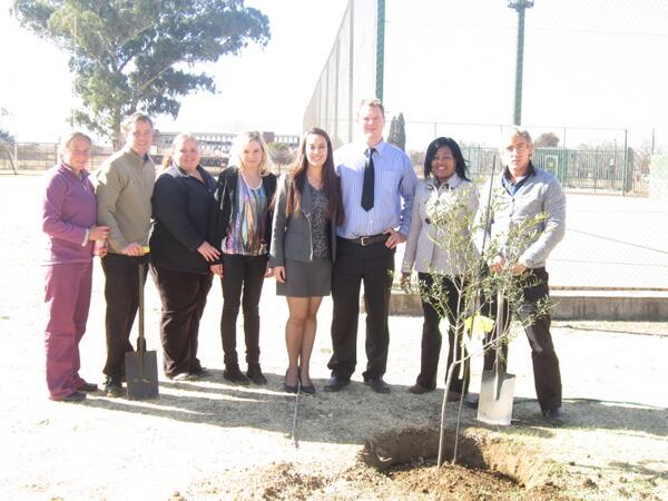 AbrahamKPotch's tweet photo. Die plaaslike @afriforum span het hul deel gedoen vir Boomplantdag 2013! Dit was n voorreg om julle hier te he! http://t.co/SN207NJC1U