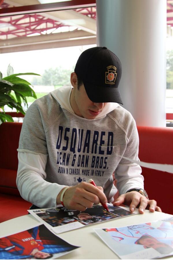 Как капитан Samsung GALAXY Team подписал  для олимпийского проекта Studio on the Go сувениры, они объедут всю страну