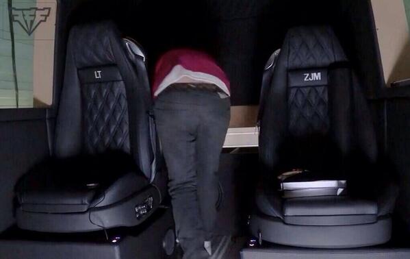nfsadfadadfa's tweet photo. Louis and zayns seats in the scooby doo van http://t.co/P7ZVXRiNuU