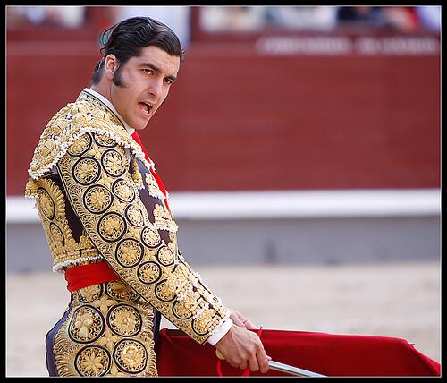Tentaerolared's tweet photo. Vuelve Morante en Ronda!!!Otra vez la frangancia del arte en el ruedo.Suerte Maestro. Foto http://t.co/RPokTshnnG http://t.co/R6ldmb18U0