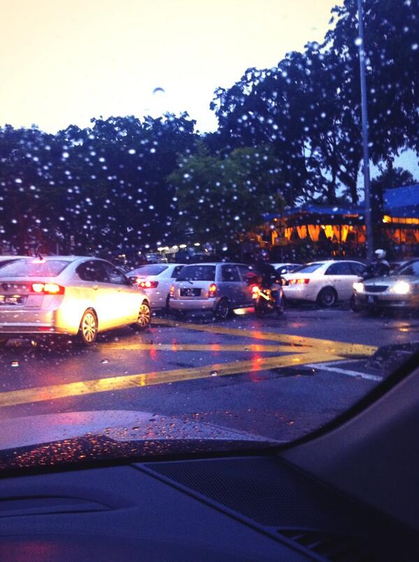 CheeWe3's tweet photo. Major regret for nt havin dins earlier. Nw stuck in traffic wid major hungers!!!! http://t.co/SrUnm0WBQv
