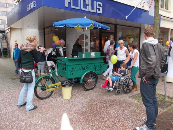 GeNoten's tweet photo. De Bakfiets  bij de optiek in velp 160 portie poffertjes op bestelling http://t.co/lTmPIq2zRw