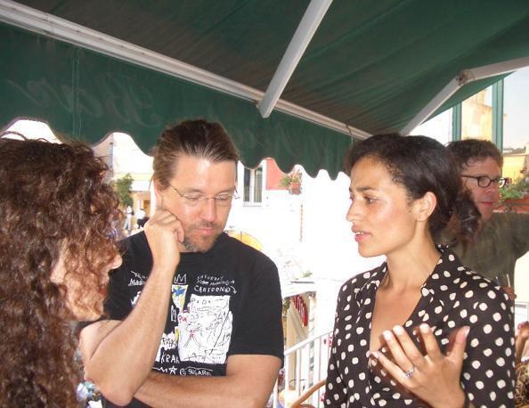 HamishH1931's tweet photo. Love this photo: Zadie Smith with David Foster Wallace (in Basquiat T-shirt) &amp; Jonathan Franzen in background: http://t.co/w0abvJy9Ze