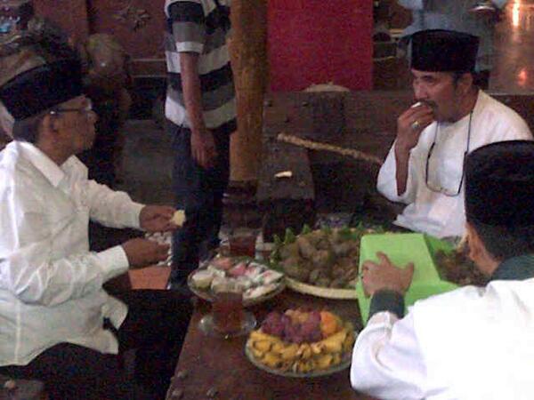 Tokoh NU, KH Hasyim Muzadi ngobrol santai dngn Calon Bupati Tegal, Ki Enthus Susmono usai deklarasi via @karljoesoef