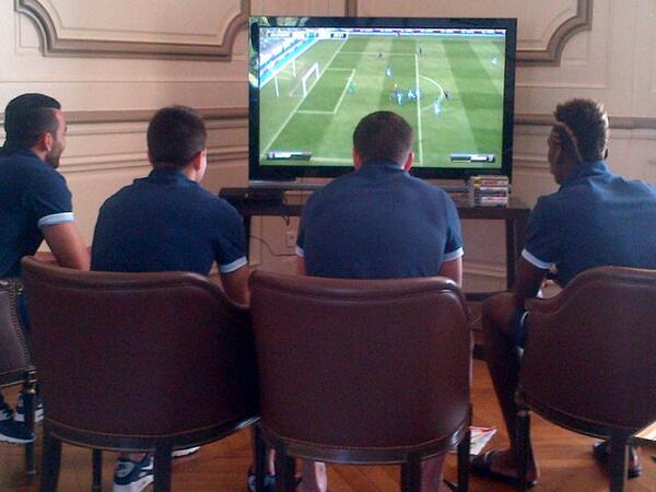 FFF's tweet photo. #EDF  #GEOFRA Moment de détente pour les Bleus à Clairefontaine après le déjeuner. Entrainement à huis-clos ce soir. http://t.co/zyZ5a0NaSG