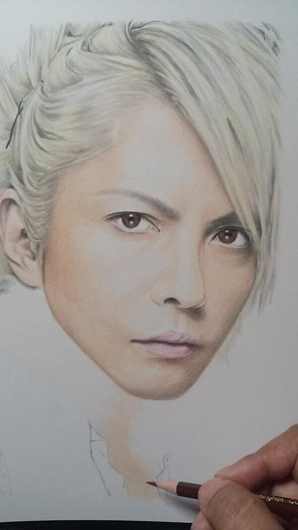 chiitan141's tweet photo. 絵の途中…２
今は、こんな絵を描いています。
絵の描き始めで、
L'Arc～en～Cielの、hydeとわかってもらえて嬉しいですね。色鉛筆画です。 http://t.co/UmaFldyzeD