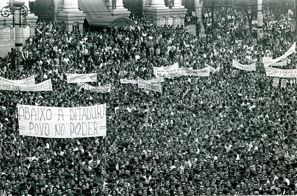 CCBB_DF's tweet photo. Já conferiu a exposição Resistir é preciso?  Só até 22 de setembro no #CCBBBrasilia.

[Foto: Evandro Teixeira] http://t.co/lhRZRLWD6S