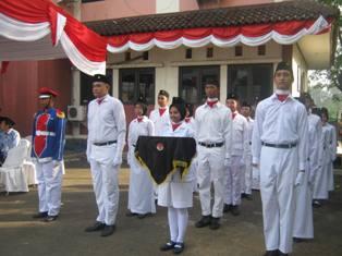 faridtrikuncoro's tweet photo. Penjurunya kaya lemper ya kang/teh-_- "@grespasus5: #persiapanpengibaran #17Agustus #IndonesiaMerdeka http://t.co/I5V7MvCgKq"