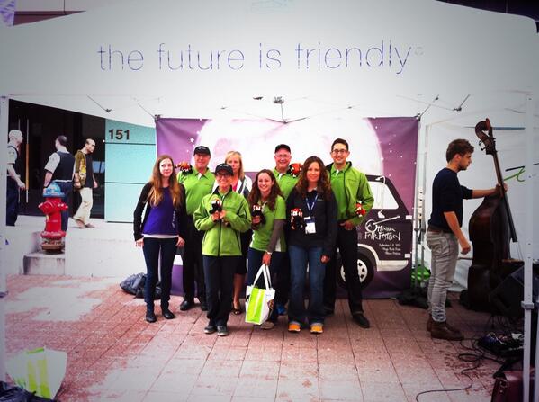TELUS's tweet photo. Our @TELUS team is on Sparks St. in #Ottawa! Come say hi & use hashtag #TELUSvip for a chance to win @ottawafolk tix! http://t.co/sop6EfVSwp