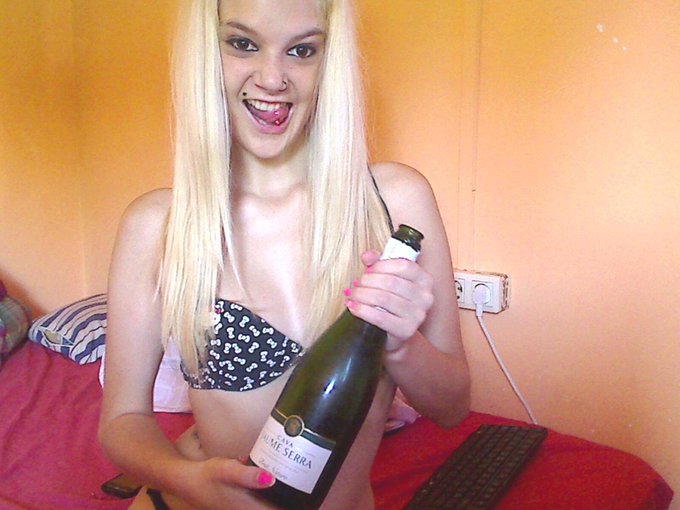 una botellita de cava para el cuerpo jijiji :P luego me conecto en la cam para que os aprovecheis de