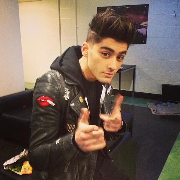 Oh look - @zaynmalik thinks YOU should download #BestSongEver. Well ok then... smarturl.it/1DBestSongEver 1DHQ x