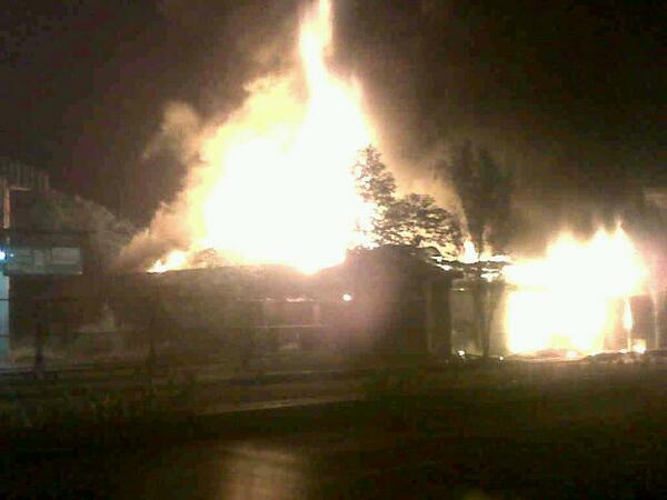 03:58 Terjadi kebakaran Rumah &amp; Kios di dkt Danau Cipondoh Jl. Raya Cipondoh Tangerang.  (Foto: <a href="/lulunapisah/">lulu napisah</a>)