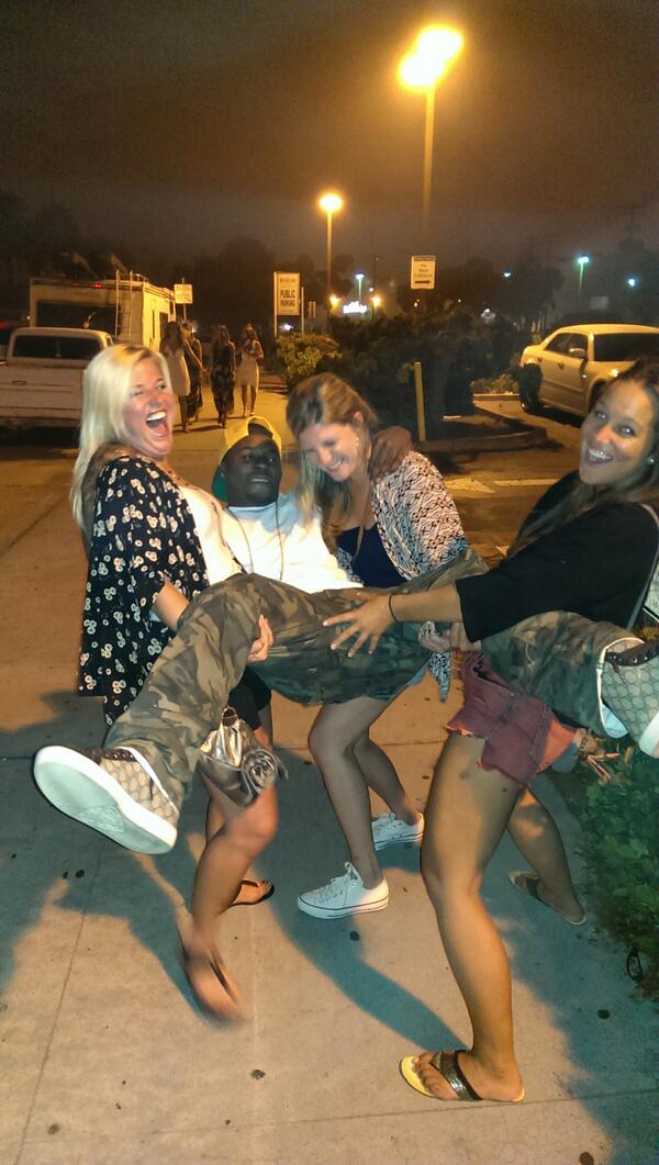 CeeWee3rd's tweet photo. Them white hoes got me off the ground http://t.co/dlLm4PpBOd