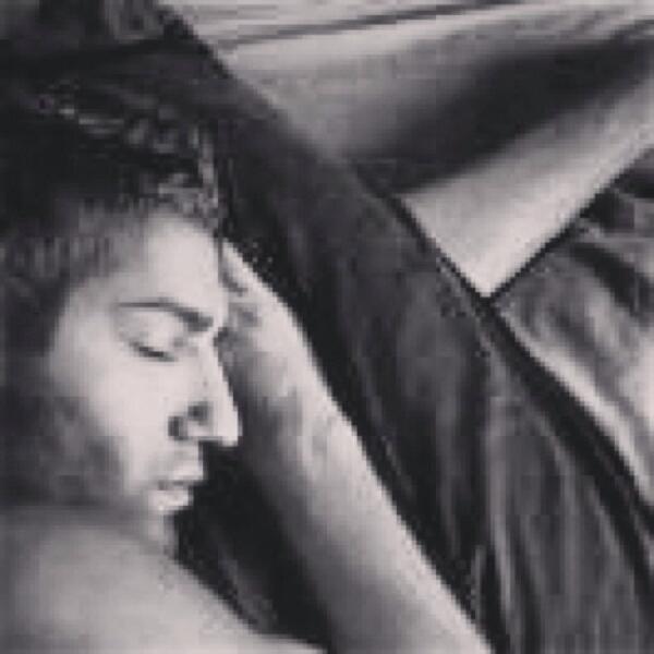 mnooolli's tweet photo. “ لِ مرهّ واحِده اجَعلنيّ اغفو بِ القربّ مِنْ قلبِك .. http://t.co/jHEGAhgNqw”