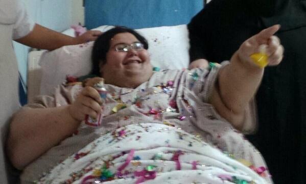 صورة - #ماجد_الدوسري وهو يحتفل قبل عام بالأمر الملكي لعلاجه، توفى صباح اليوم ولم ينفذ الأمر الملكي..!

-