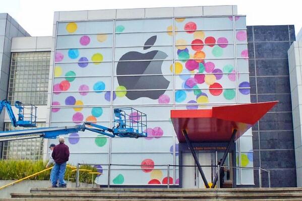 i0livier's tweet image. 2013 Flat !? #iOS7 #iPhone5S 

vs

2011 Textured #iOS4.3 (4+3=7?) #iPad2 #yerba