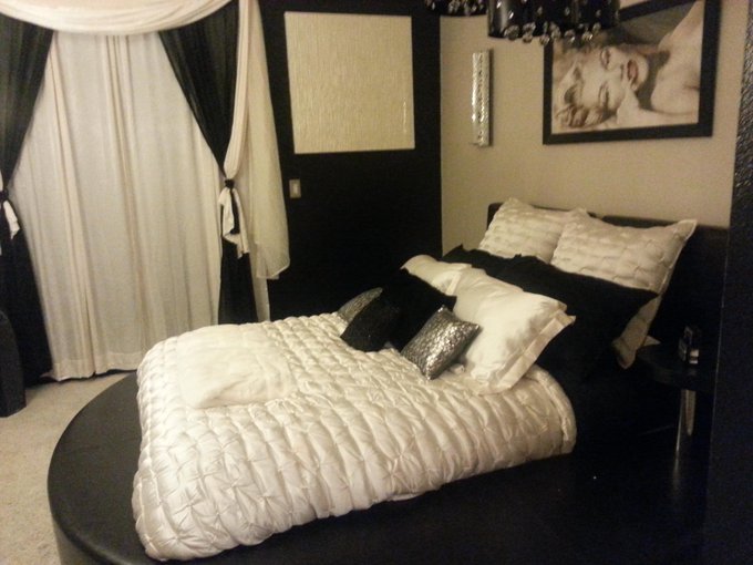 Take a look into my bedroom .. http://t.co/oA6oW0Fm59